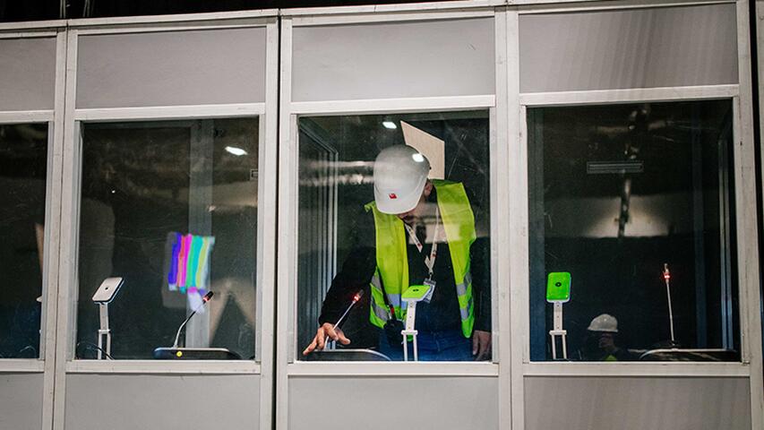 Réglage d'une cabine d'interprétation simultanée pour la COP25 à Madrid
