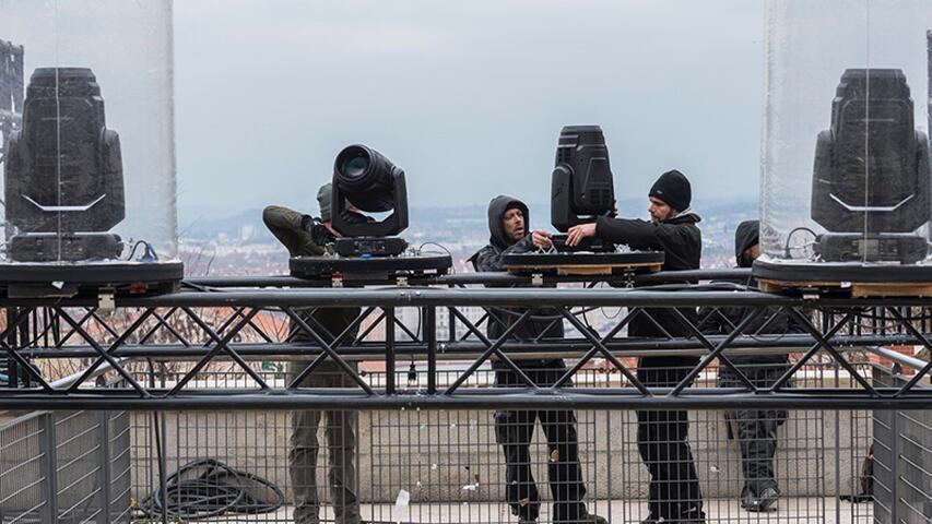 Installation de projecteurs pour la Fête des Lumière à Lyon