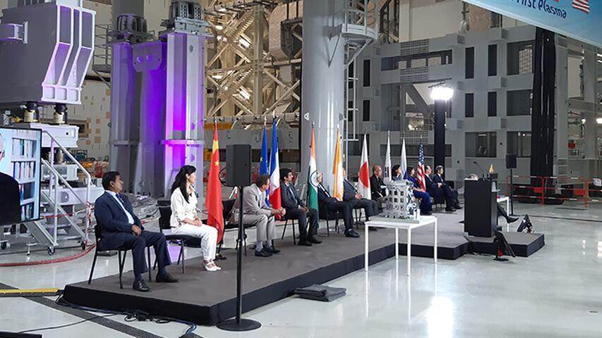 Publique présent pour le lancement de la phase d'assemblage ITER